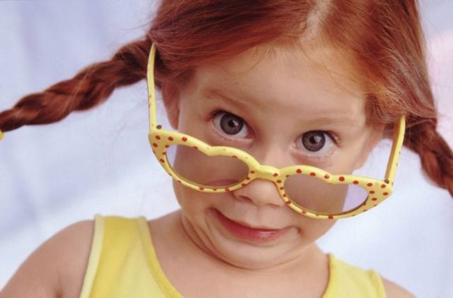 Часто синяки под глазами появляются у детей из-за чрезмерной загрузки и усталости