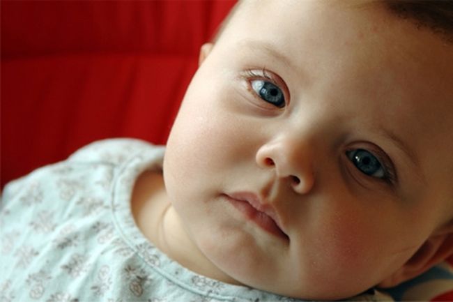 Недостаток витаминов может привести к появлению синяков под глазами у малышей