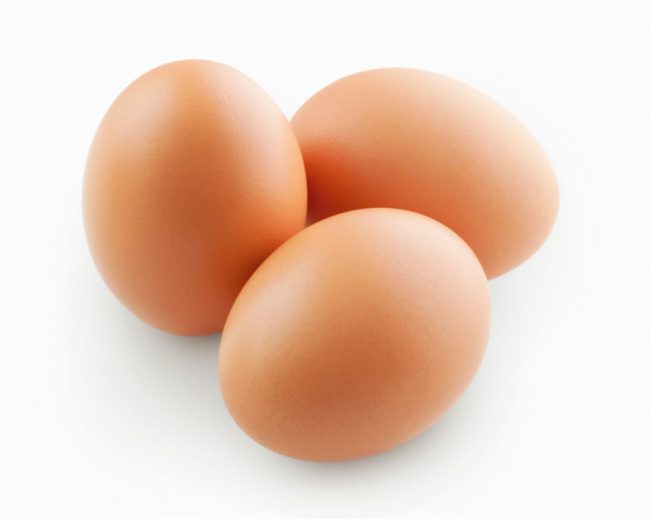 Чтобы понять, сколько яиц в день можно есть взрослому человеку, специалисты изучили полезные свойства продукта и определили норму потребления