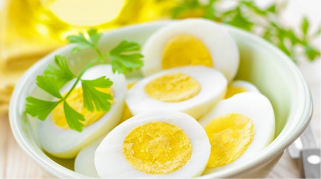 При отсутствии проблем со здоровьем куриные яйца можно употреблять ежедневно, в разумном количестве. Врачи рекомендуют употреблять — не более 1-2 яиц в день