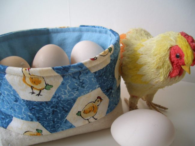 Хранить яйца нужно острием вниз. Тогда желток будет находиться в центре и не будет дотрагиваться до воздушного слоя, расположенного у тупого конца