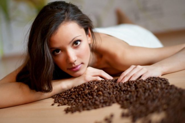 При регулярном наружном использовании кофейная гуща разрушает жировые прослойки под кожей и улучшает обмен веществ