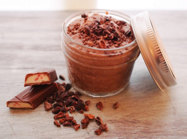 Нанести шоколадный скраб на распаренное тело, осторожно круговыми движениями втирая его в течении 10 минут