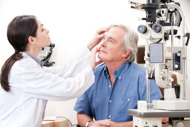 Если у взрослого человека слезятся глаза, это не всегда бывает признаком заболевания, но говорит о том, что надо уделить больше внимания своему здоровью