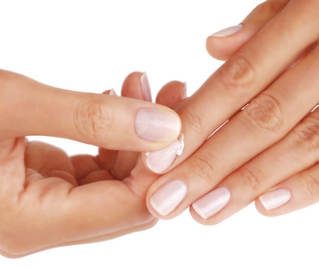 Дерматолог назначает медпрепараты, кремы и процедуры для лечения слоения ногтей