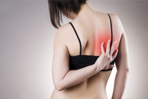 Если вы почувствовали боль в спине, не стоит пренебрегать этим симптомом, лучше сразу же начать лечение