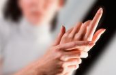 Болят суставы пальцев рук – какие могут быть причины и чем лечить?