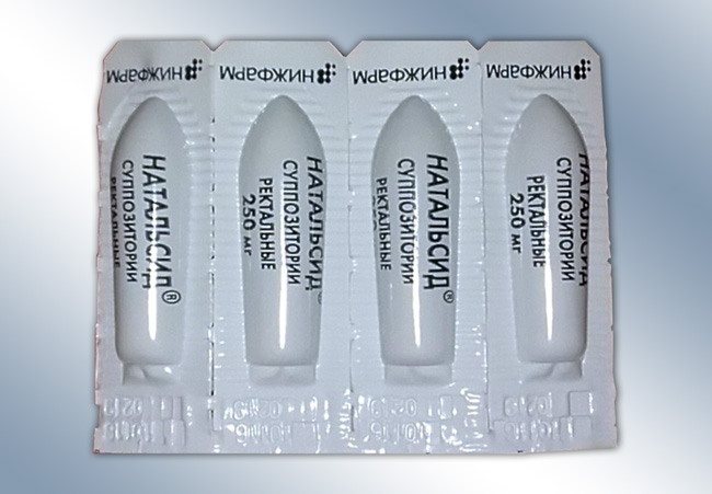 Натальсид выпускают форме ректальных суппозиториев, 250 мг, по 5 суппозиториев в ячейковой контурной упаковке, по 2 ячейковые контурные упаковки в картонной пачке