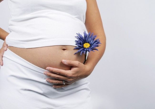 Возникает геморрой у беременных, потому что матка, увеличиваясь в размере, оказывает все большее давление на органы, расположенные в малом тазу