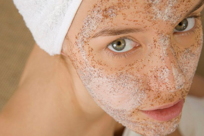 Еженедельное использование скраба для лица позволит сократить количество чёрных точек, а маска сделает кожу чистой и увлажненной