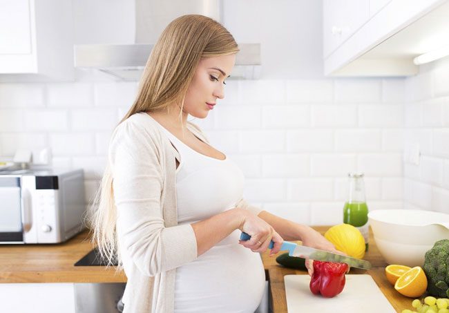 Токсикоз у каждой беременной женщины может выражаться по-разному: от легкой утренней тошноты до рвоты по 3-10 раз на день, что требует медицинского наблюдения и лечения