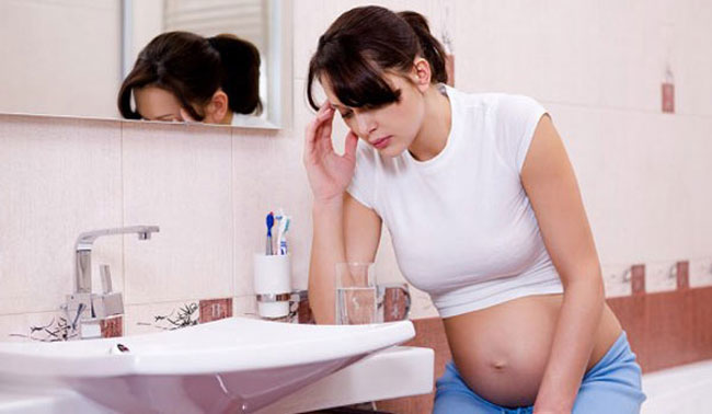Ранний токсикоз начинается обычно на сроках 5-6 недель беременности и длится до 12-16-ой недели, обычно различают токсикоз легкой, средней и тяжелой степени