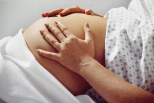 Беременным женщинам следует особенно следить за своим здоровьем, поскольку этот вирус может проникать через плаценту от матери к ребенку