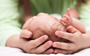 Новорожденный ребенок в возрасте до 1 года, у которого обнаружили признаки цитомегаловируса требует особого наблюдения у педиатра