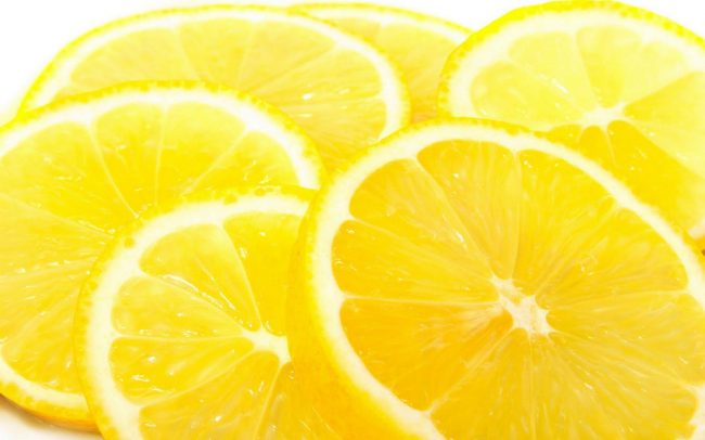Чтобы снять боль, можно сделать компресс — вымытый лимон нарезать на кружочки и обложить ими больные вены, сверху накрыть компрессной бумагой и закрепить бинтами. На протяжении дня несколько раз менять лимон, но обычно для снятия боли вполне достаточно одного компресса