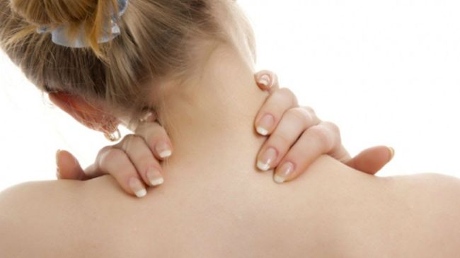 Воспаление лимфоузлов на шее часто сопровождаются головной болью, упадком сил и температурой