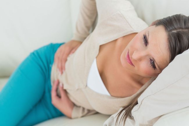 Воспаление придатков у женщин сопровождается сильными болями в животе