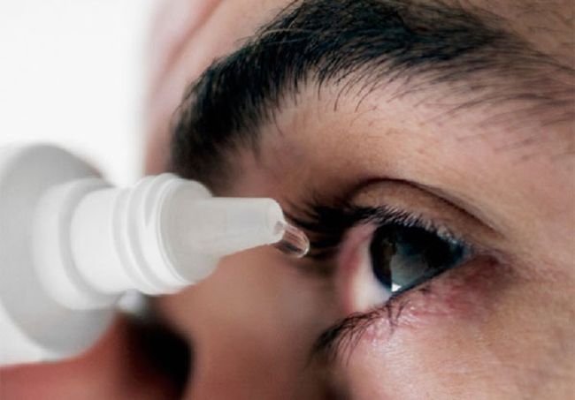 Чаще всего врачи советуют использовать для лечения ячменя глазные капли