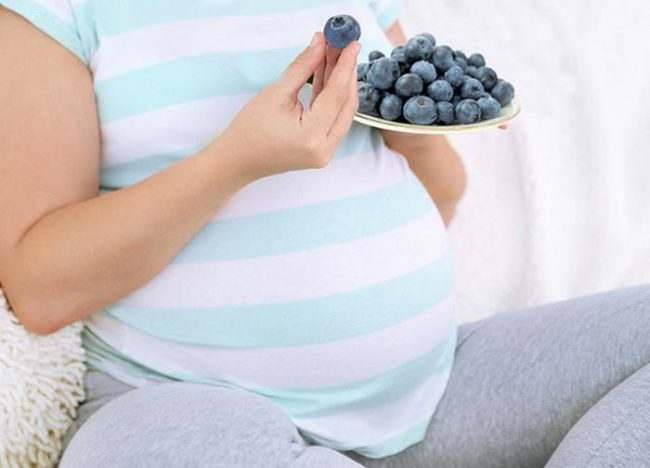 Диетологи рекомендуют беременным употреблять чернику в небольших количествах и ни в коем случае не на голодный желудок
