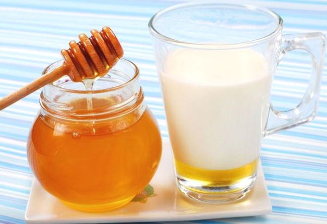 При заболевании кишечника рекомендуют пить молоко с медом