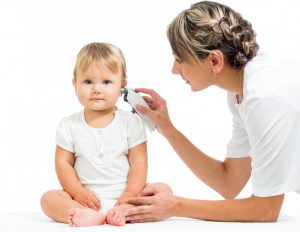 Если у вашего ребенка заложило уши, лучше не заниматься самолечением, а пойти к врачу