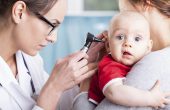Что делать, когда болит ухо у ребенка – лекарства, народные средства, первая помощь