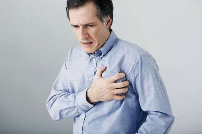 При завороте сигмовидной кишки могут наблюдаться проблемы с работой сердца