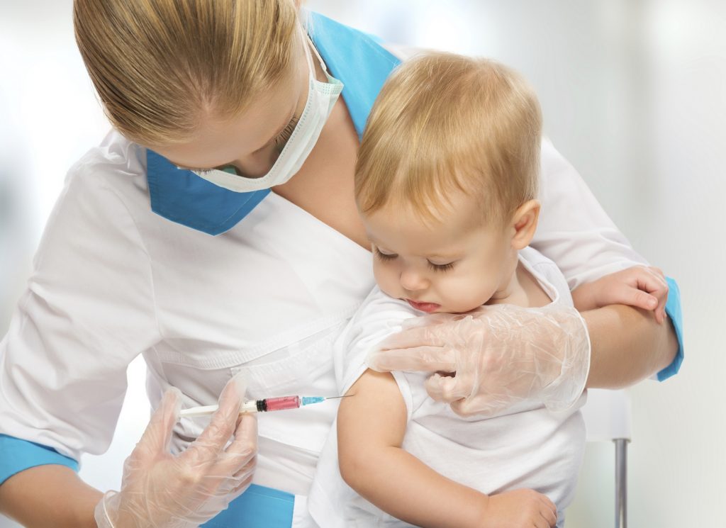Капли зачастую применяется перед вакцинацией, чтобы исключить всякого рода аллергические реакции, при этом важно продолжить использование капель после укола