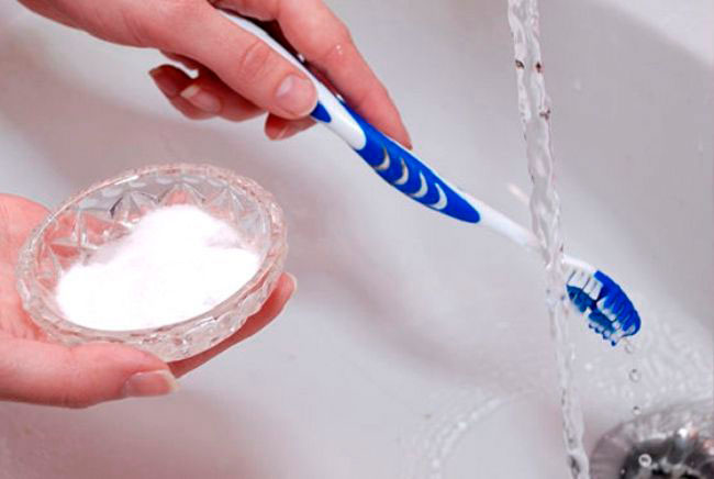 Одним из популярных домашних средств по удалению зубного камня является смесь соды и перекиси, которые смогут разрыхлить и размягчить зубные отложения