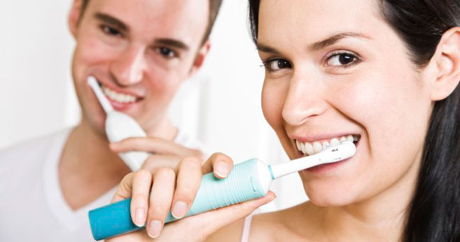 Регулярные посещения стоматолога позволят вовремя заметить первые признаки заболевания и провести оперативное лечение и чистку зубов 