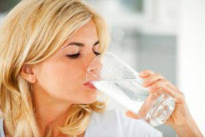 При употреблении минеральной воды обязательно необходимо учитывать нюансы своих хронических заболеваний, а также правила приема минералки