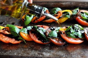 Салат из помидоров или овощи-гриль – это легкое и вкусное летнее блюдо, приготовить которое не составит никакого труда даже начинающему кулинару